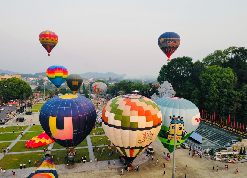 Lễ hội khinh khí cầu quốc tế lần thứ 3 tỉnh Tuyên Quang thu hút đông đảo du khách tham quan, trải nghiệm.