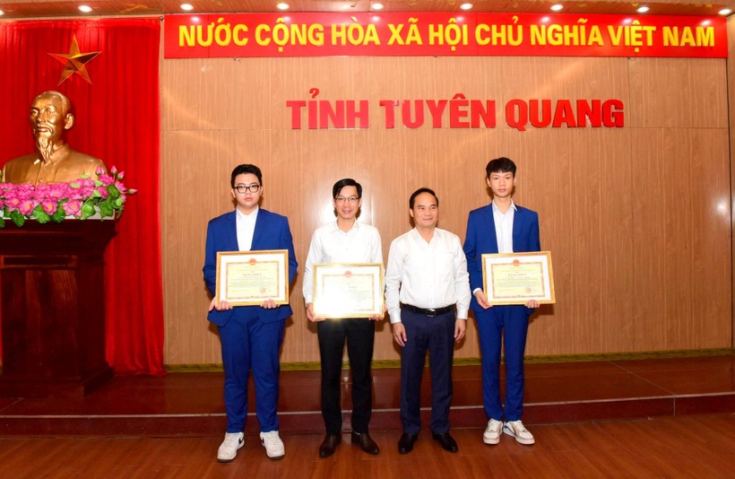 Phó Chủ tịch UBND tỉnh Tuyên Quang Hoàng Việt Phương khen thưởng nhóm dự án tham dự Cuộc thi Khoa học kỹ thuật Quốc tế Intel ISEF 2024.