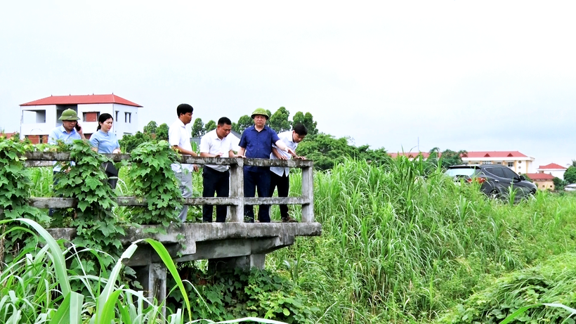 Chủ tịch UBND huyện Hoàng Long Biên kiểm tra thực tế luồng tiêu Cầu Đền, xã Bắc Bình.