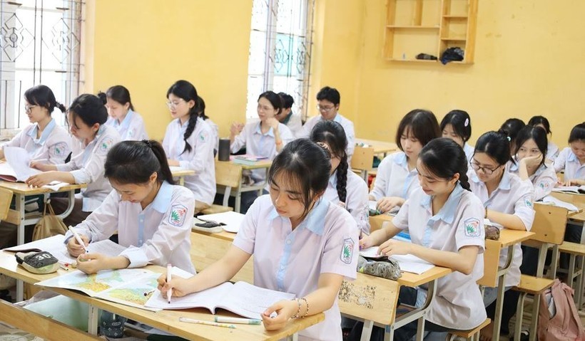 Học sinh lớp 12 trường THPT Long Châu Sa tập trung học ôn luyện, sẵn sàng cho kỳ thi.