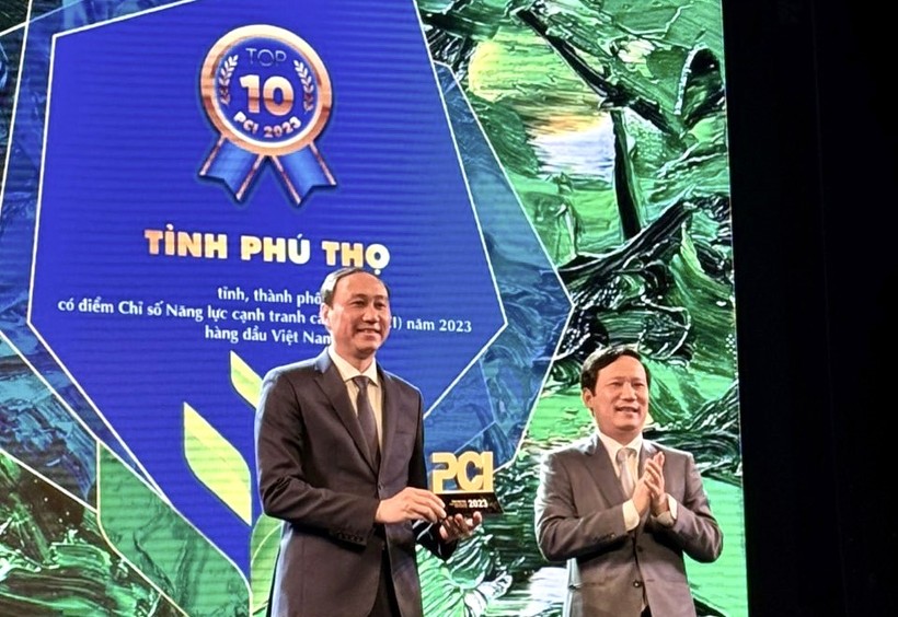 Ông Phùng Khánh Tài, Phó Bí thư Thường trực Tỉnh ủy Phú Thọ (bên trái) nhận chứng nhận Chỉ số PCI cấp tỉnh năm 2023.