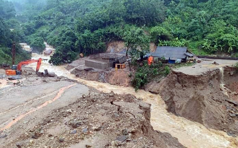 Nhiều tuyến đường tại huyện Văn Yên bị mưa lũ chia cắt, khiến học sinh không thể tới trường.