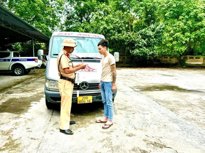 CSGT kiểm tra giấy phép lái xe của Nguyễn Hồng Nam.