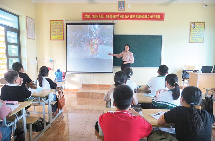 Giáo viên Trường THCS Tứ Xã giới thiệu truyền thống văn hóa của địa phương trong tiết học GDĐP.