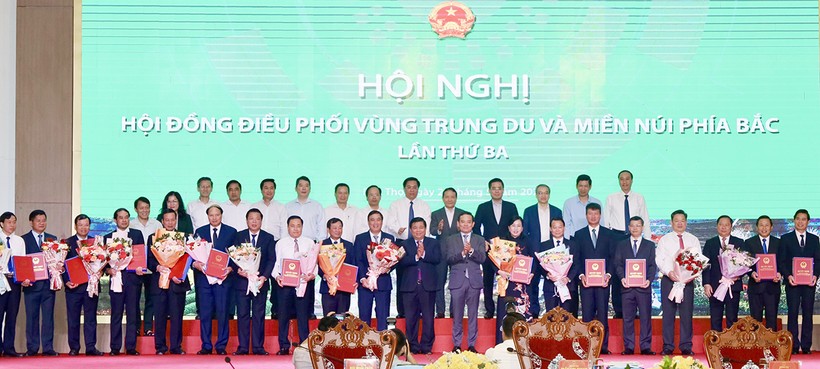 Phó Thủ tướng Chính phủ Trần Lưu Quang và Bộ trưởng Bộ KH&ĐT Nguyễn Chí Dũng trao Quyết định, hồ sơ quy hoạch và tặng hoa cho đại diện các địa phương trong vùng trung du và miền núi phía Bắc.