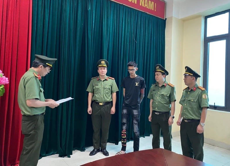 Cơ quan điều tra đọc quyết định khởi tố bị can và bắt tạm giam Phan Quang Tùng.