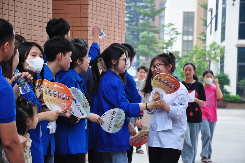 Thanh niên tình nguyện tích cực hỗ trợ các thí sinh tại các điểm thi.