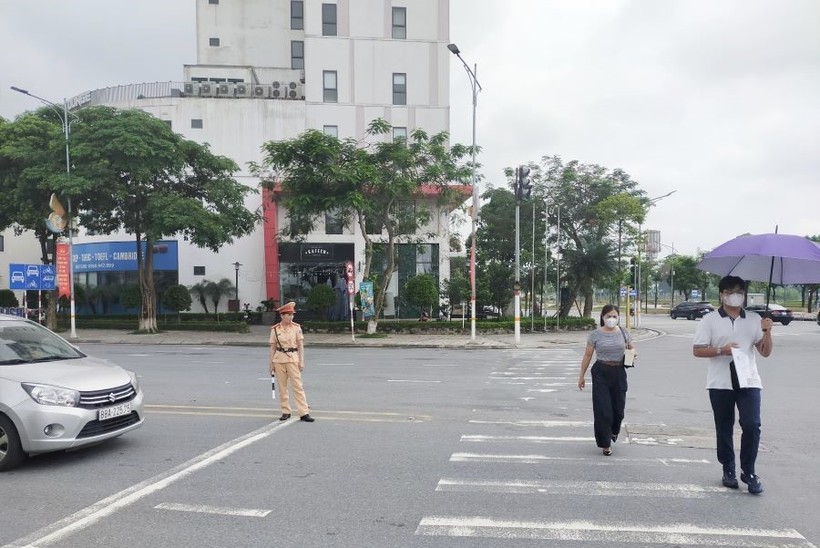 Lực lượng cảnh sát giao thông có mặt rất sớm phân luồng điều tiết giao thông tại khu vực Hội đồng coi thi Trường THPT Chuyên Hùng Vương, TP Việt Trì.
