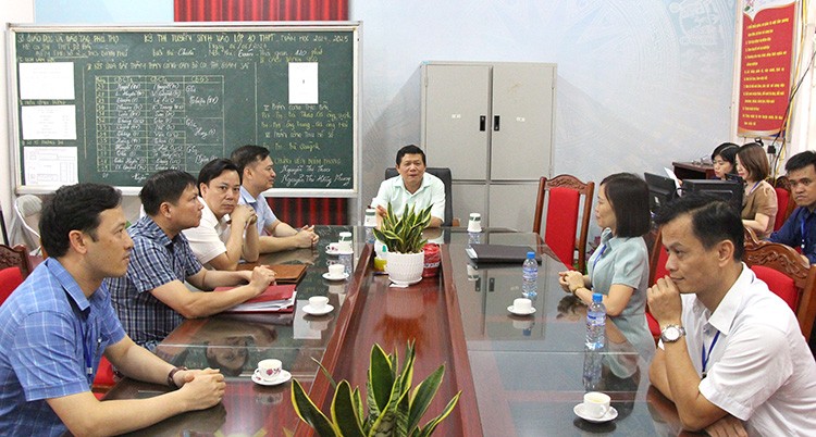 Ông Nguyễn Văn Mạnh - Giám đốc Sở GD&ĐT Phú Thọ cùng đoàn kiểm tra tại Hội đồng coi thi Trường THPT Tử Đà, huyện Phù Ninh.