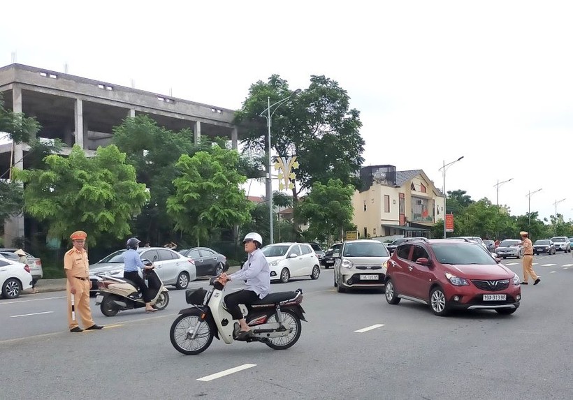 Lực lượng cảnh sát giao thông có mặt rất phân luồng, điều tiết giao thông tại khu vực Hội đồng coi thi Trường THPT Chuyên Hùng Vương.