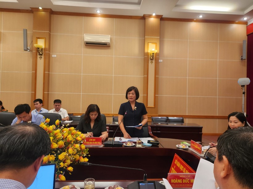 Bà Tô Thị Ánh - Phó GĐ Sở GD&ĐT Yên Bái, Phó Ban chỉ đạo các kỳ thi tỉnh Yên Bái báo cáo đoàn kiểm tra.