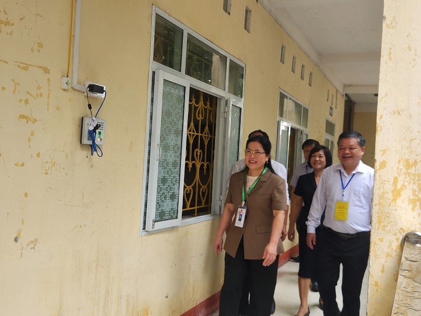 Thứ trưởng Nguyễn Thị Kim Chi kiểm tra cơ sở vật chất tại Điểm thi Trường THPT Lê Quý Đôn, huyện Trấn Yên, tỉnh Yên Bái.