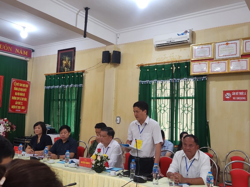 Đại diện Ban chỉ đạo kỳ thi huyện Trấn Yên báo cáo nhanh với Thứ trưởng công tác chuẩn bị thi tại địa bàn.