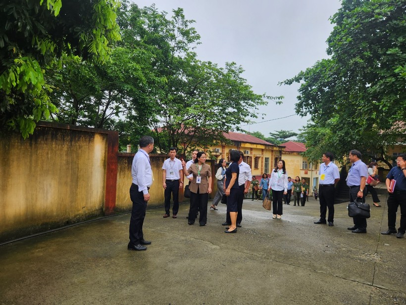 Sáng 10/6, Thứ trưởng Bộ GD&ĐT Nguyễn Thị Kim Chi cùng Đoàn kiểm tra đã kiểm tra tại Yên Bái.