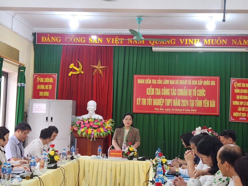 Thứ trưởng Nguyễn Thị Kim Chi đánh giá cao công tác chuẩn bị cho Kỳ thi tốt nghiệp THPT tại huyện Trấn Yên.