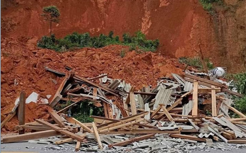 Một ngôi nhà bị sập tại xã Bằng La, huyện Văn Chấn.