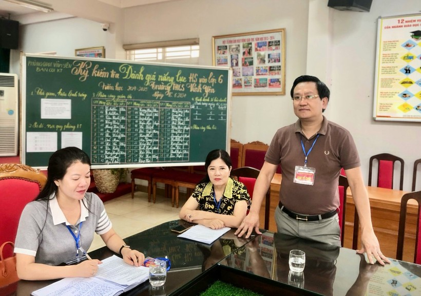Ông Dương Đức Nam, Chánh Văn phòng UBND thành phố Vĩnh Yên động viên Hội đồng coi kiểm tra đánh giá năng lực vào lớp 6 tại điểm kiểm tra Trường THCS Vĩnh Yên.