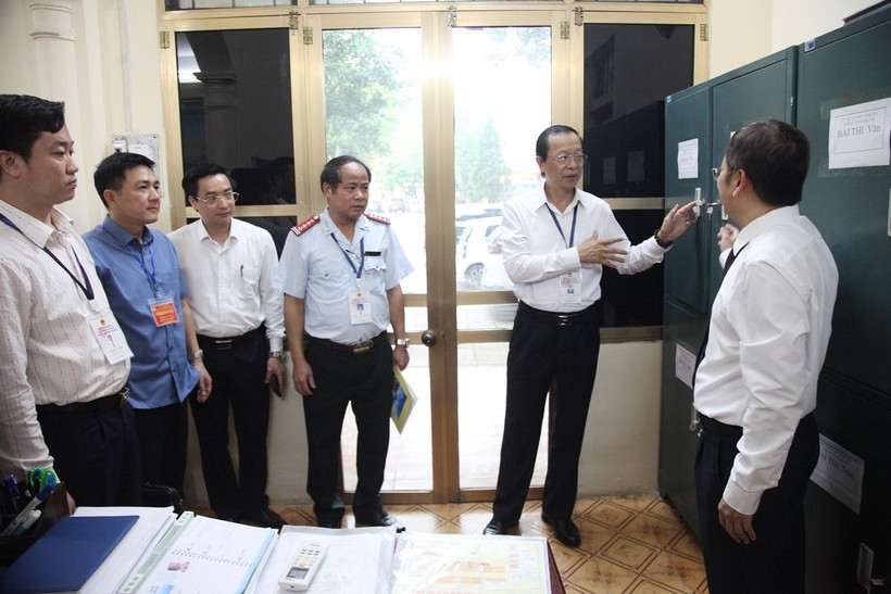 Thứ trưởng Phạm Ngọc thưởng kiểm tra công tác chuẩn bị thi tốt nghiệp THPT 2024 tại Trường THPT Bình Xuyên.