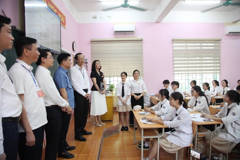 Thứ trưởng Phạm Ngọc Thưởng động viên cô và trò Trường THPT Vĩnh Yên trước kỳ thi.