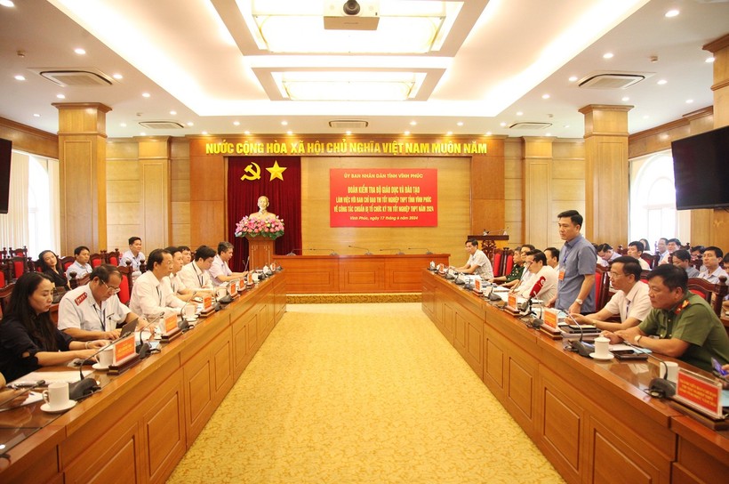 Ông Vũ Việt Văn, Phó Chủ tịch phụ trách UBND tỉnh – Trưởng Ban chỉ đạo thi tốt nghiệp THPT tỉnh Vĩnh Phúc phát biểu.