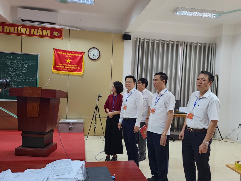 Ông Vũ Việt Văn (đứng thứ ba từ bên phải) kiểm tra và động viên cán bộ làm thi tại Trường THPT Trần Hưng Đạo.