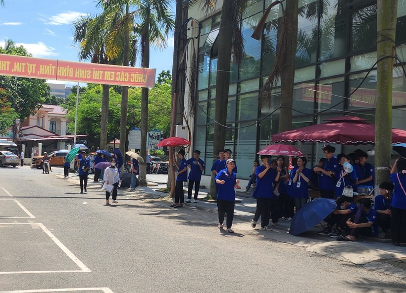 Phút nghỉ ngơi của lực lượng tình nguyện tiếp sức mùa thi Trường THPT Trần Phú