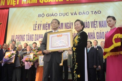 Phó Chủ tịch nước Nguyễn Thị Doan trao tặng danh hiệu NGND, NGƯT.
