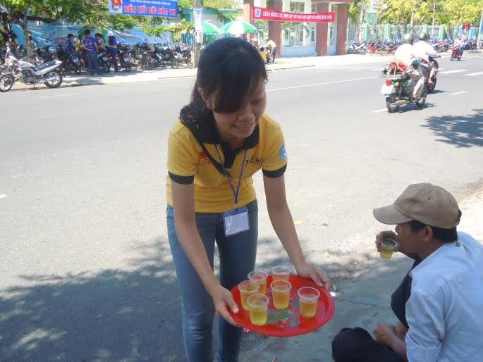  Một bạn tình nguyện viên ở cụm Nguyễn Hiền ngày 4-7