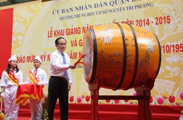 Ông Nguyễn Ngọc Tuấn - Phó Chủ tịch UBND thành phố Hà Nội đánh trống khai trường