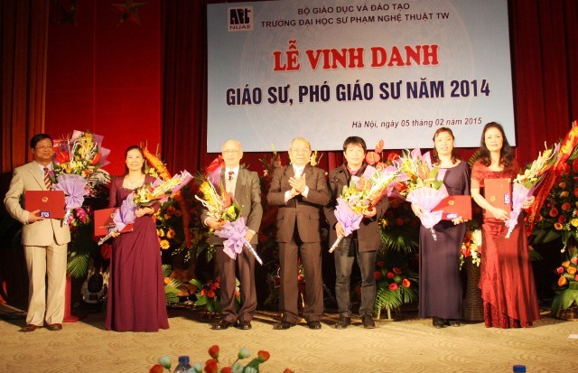 GS.TSKH Trần Văn Nhung - Tổng Thư ký Hội đồng chức danh giáo sư Nhà nước trao giấy chứng nhận cho 6 tân GS, PGS Trường ĐHSP Nghệ thuật Trung ương