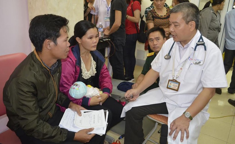 Bác sĩ bệnh viện Việt đức khám cho bệnh nhân. 