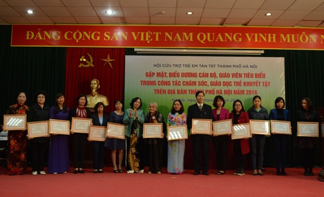 Tuyên dương cán bộ, giáo viên tiêu biểu trong công tác chăm sóc, giáo dục trẻ khuyết tật trên địa bàn thành phố Hà Nội 2016