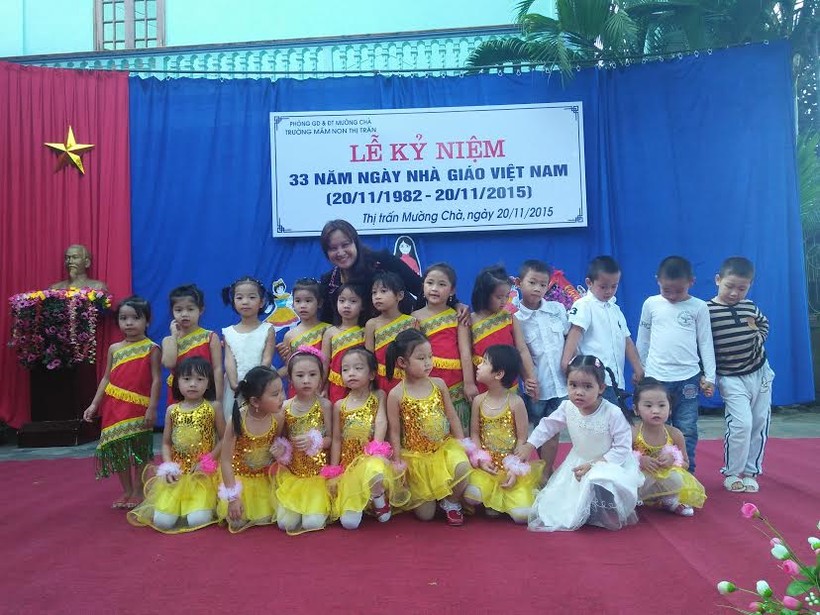 Cô Hoàng Thị Thơm cùng học sinh mầm non huyện Mường Chà tại lễ kỷ niệm Ngày nhà giáo Việt Nam