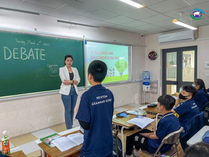 Học sinh Trường Tiểu học–THCS–THPT Newton Hà Nội học bài học ý nghĩa từ hành động dũng cảm của anh Nguyễn Ngọc Mạnh.