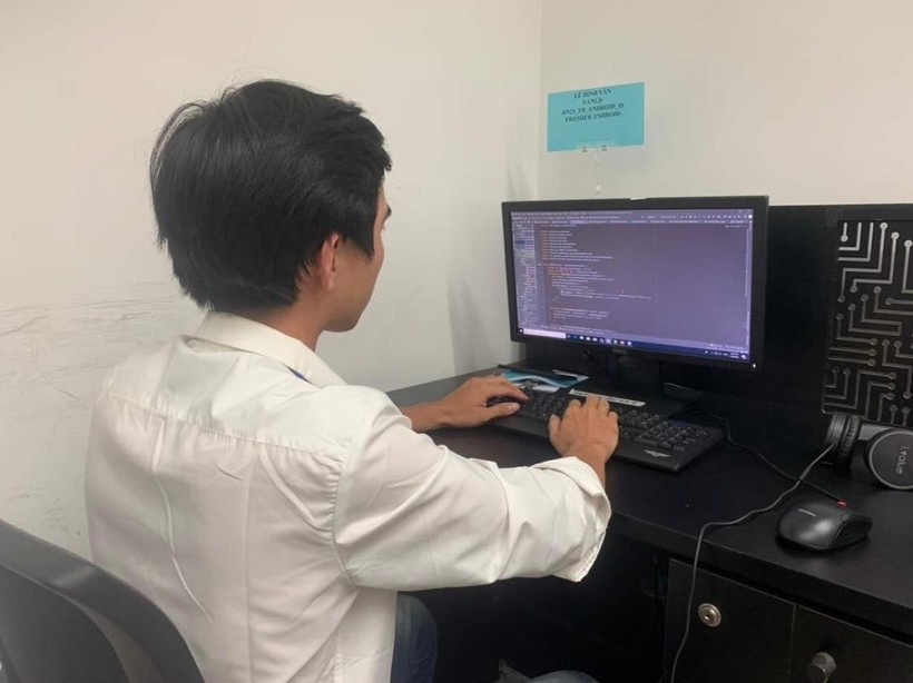 Lê Đình Văn - một công nhân may tại Quảng Nam chọn học CNTT trực tuyến ở FUNiX và chuyển nghề thành công.