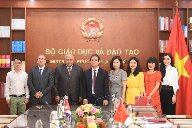 Bộ trưởng Bộ Giáo dục và Đào tạo Nguyễn Kim Sơn buổi tiếp xã giao ngài Orlando Nicolás Hernández Guillén, Đại sứ Cuba tại Việt Nam.