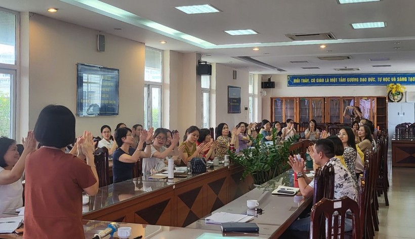 PGS.TS Trần Thị Lệ Thu dẫn dắt các giáo viên Trường THCS Nghĩa Tân thảo luận về xây dựng lớp học hạnh phúc.