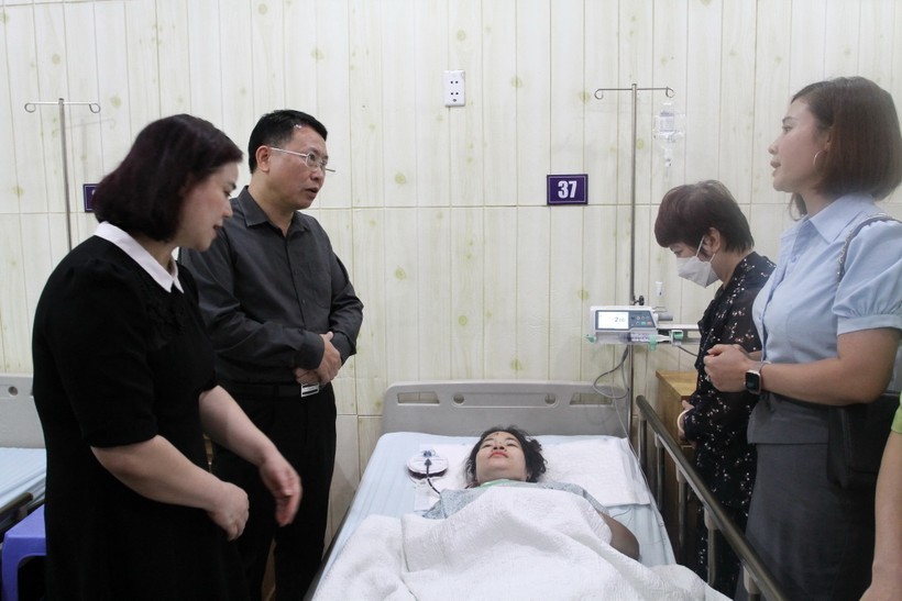 Đại diện Bộ GD&ĐT hỏi thăm sức khỏe cô giáo Trần Thị Thanh Hương, nạn nhân trong vụ cháy chung cư mini tại Hà Nội.