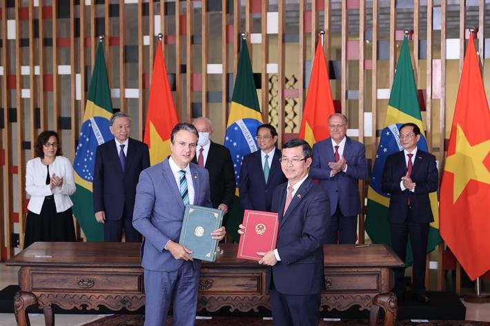 Thứ trưởng Nguyễn Văn Phúc thay mặt Chính phủ Việt Nam ký kết Hiệp định hợp tác về giáo dục với Chính phủ Brazil.
