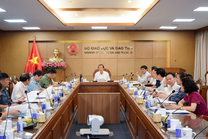 Thứ trưởng Bộ GD&ĐT Phạm Ngọc Thưởng chủ trì phiên họp.