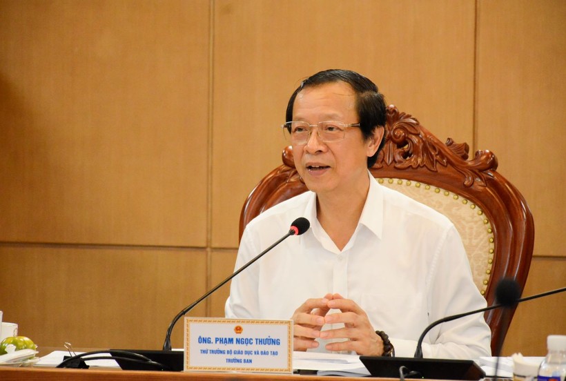 Thứ trưởng Bộ GD&ĐT Phạm Ngọc Thưởng phát biểu tại phiên họp.