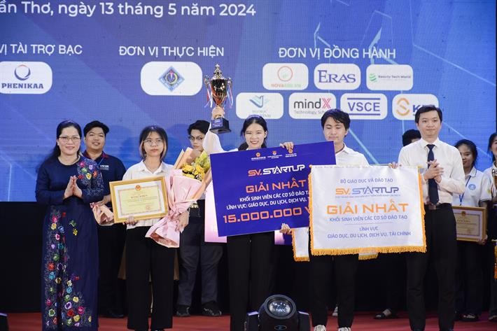 Thứ trưởng Nguyễn Thị Kim Chi và Bí thư Trung ương Đoàn Nguyễn Minh Triết trao giải Nhất cho khối học sinh.