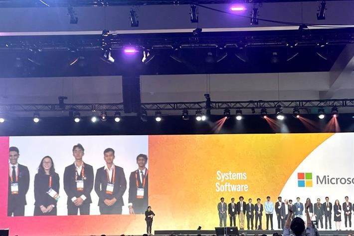 Học sinh Việt Nam nhận giải Nhì tại lễ trao giải.