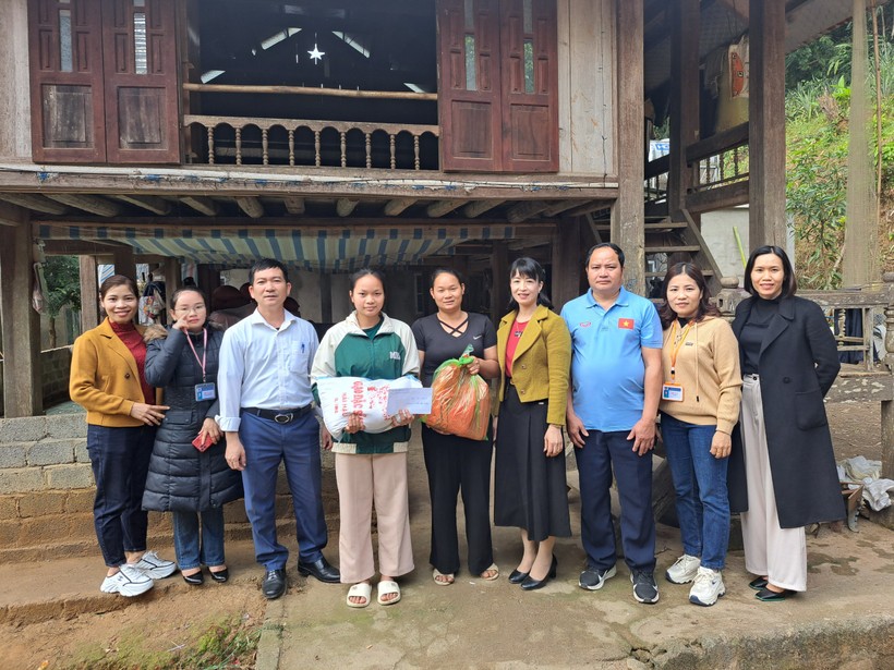Cán bộ, giáo viên Trường THPT Quan Sơn (huyện Quan Sơn, Thanh Hóa) tặng quà cho học sinh nghèo.