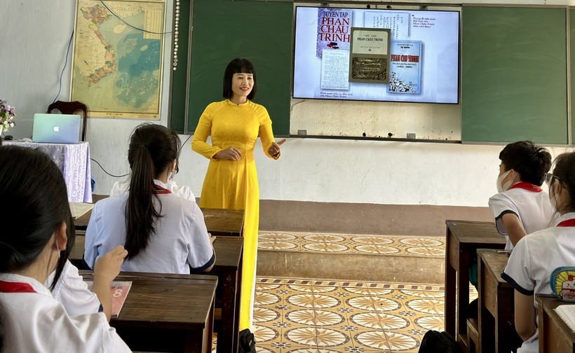 Cô Nguyễn Ngọc Thuý, Trường THCS Phan Chu Trinh (TP.Buôn Ma Thuột, Đắk Lắk) trong giờ dạy Ngữ văn.