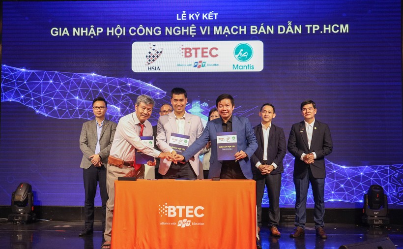 Lễ kết nạp BTEC FPT trở thành thành viên hội Công nghệ Vi mạch bán dẫn TP. HCM.
