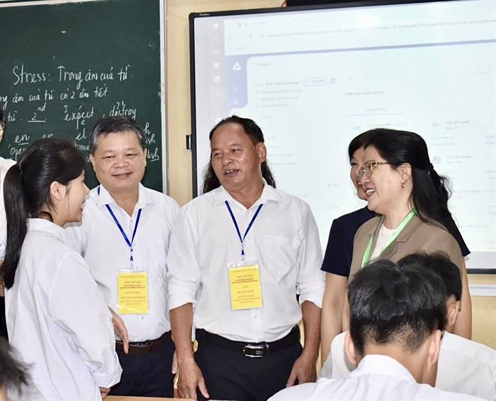 Thứ trưởng Nguyễn Thị Kim Chi động viên các em học sinh tại Trường THPT Lê Quý Đôn, huyện Trấn Yên, Yên Bái.