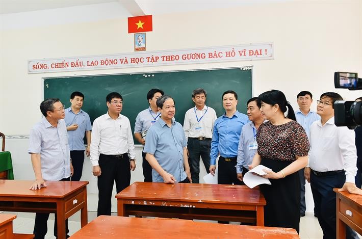 Bộ trưởng Nguyễn Kim Sơn và đoàn công tác kiểm tra tại Điểm thi Trường THPT Vị Thanh, tỉnh Hậu Giang.