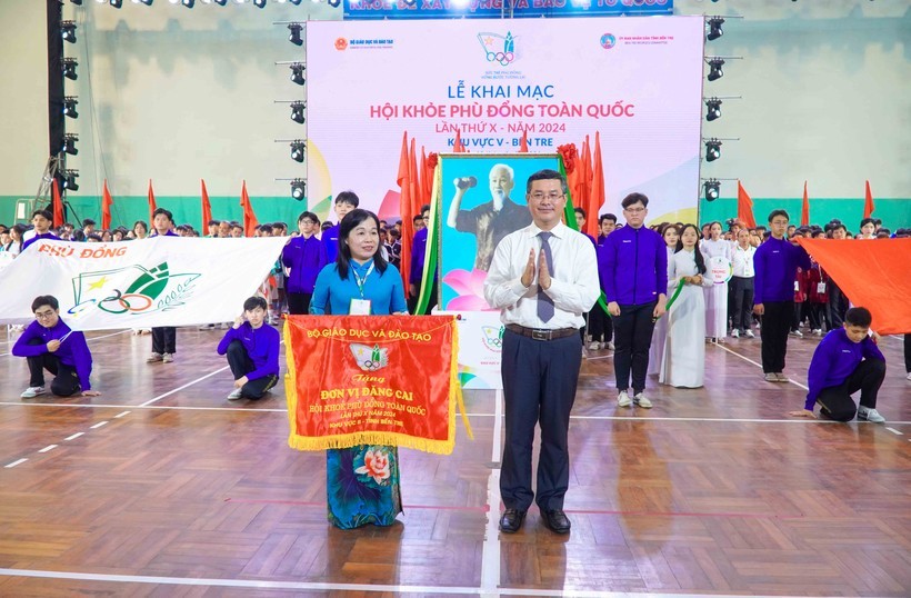 Thứ trưởng Bộ GD&ĐT Nguyễn Văn Phúc trao cờ cho đơn vị đăng cai HKPĐ toàn quốc khu vực V. Ảnh: Thành Thật.