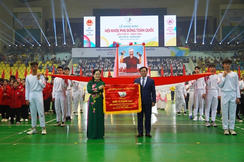 Thứ trưởng Bộ GD&ĐT Nguyễn Thị Kim Chi trao cờ cho đơn vị đăng cai HKPĐ toàn quốc khu vực III. Ảnh: Công Huy.